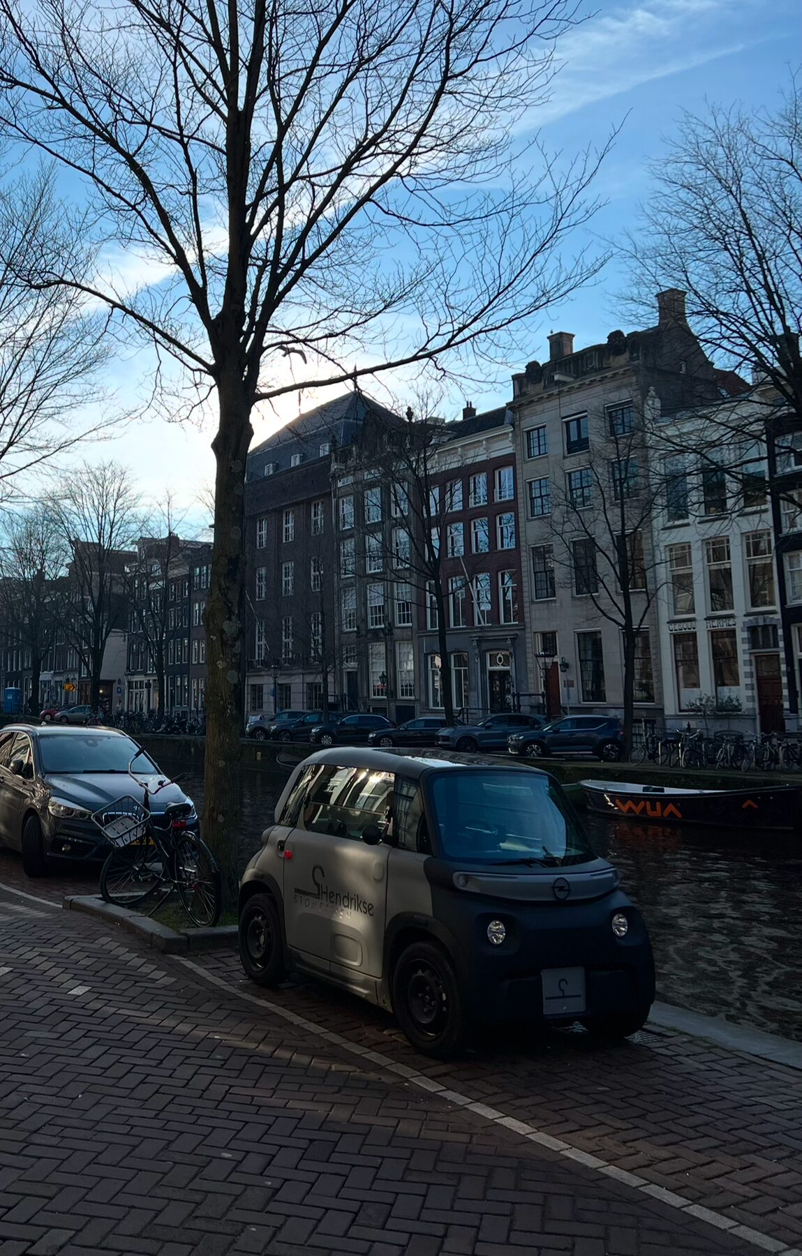 De elektrische auto van Hendrikse aan een Amsterdamse gracht