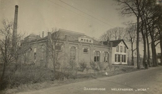 Historische foto van de voormalige melkfabriek in Baambrugge