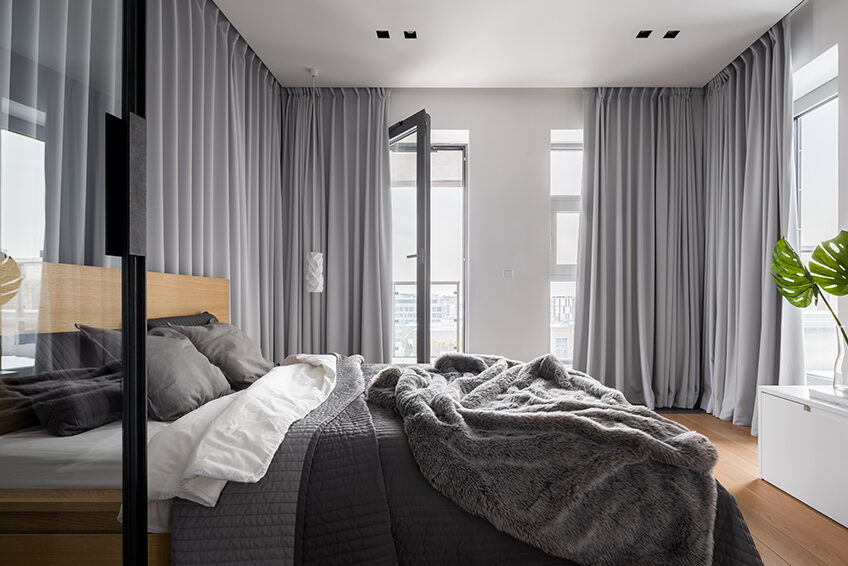 Gordijnen in een lichte slaapkamer