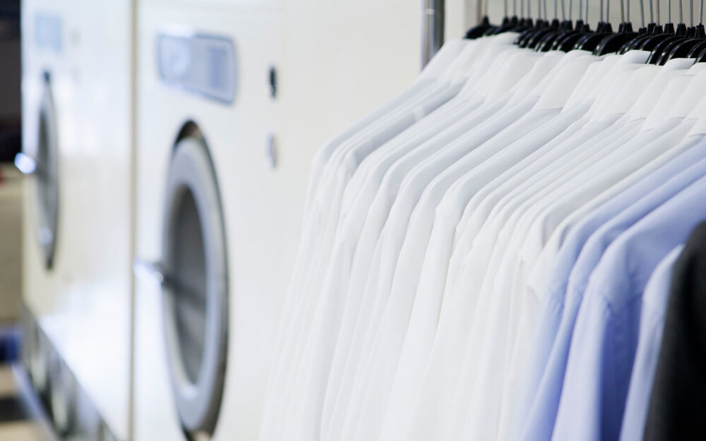 Gewassen overhemden aan hangers